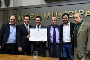 Sessão Solene de outorga de diploma de Cidadão de Porto Alegre a Luiz Roberto de Albuquerque (Beto Albuquerque). Na foto, o vereador Paulinho Motorista, o presidente da CMPA Valter Nagelstein, o homenageado, o vereador Airto Ferronato, o deputado estadual Catarina Paladini e o vereador Reginaldo Pujol