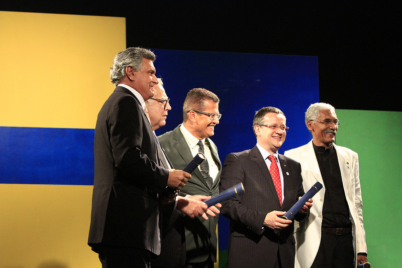 beto albuquerque recebe premio Congresso em Foco 2013